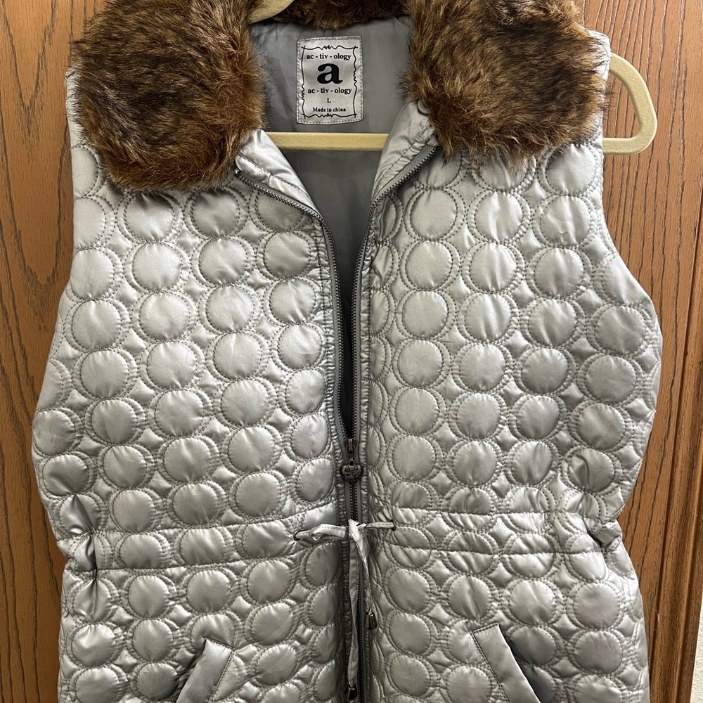 Ac tiv ology, sporting silver winter vest Large